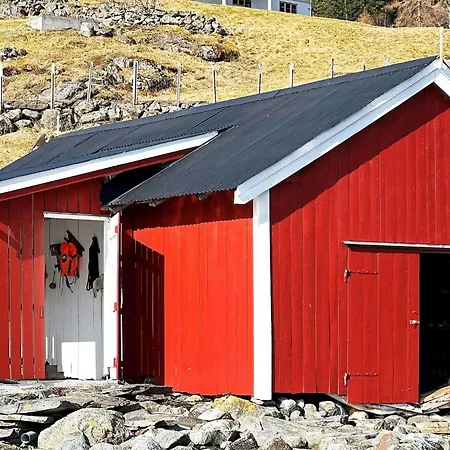 8 Person In * Austefjorden
