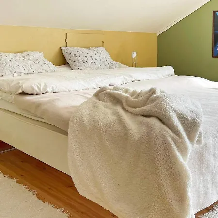 8 Person In * Austefjorden